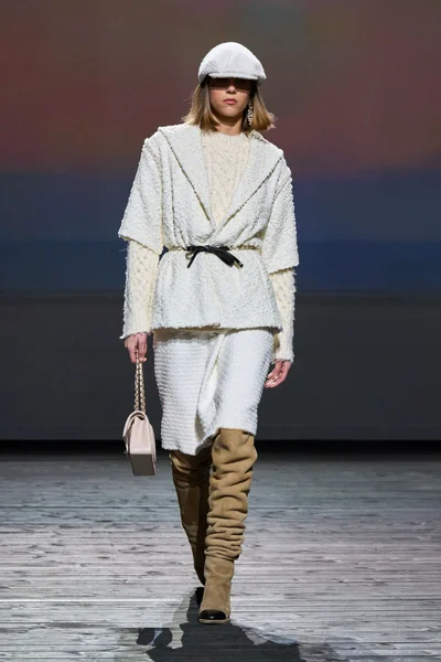 Look 16
